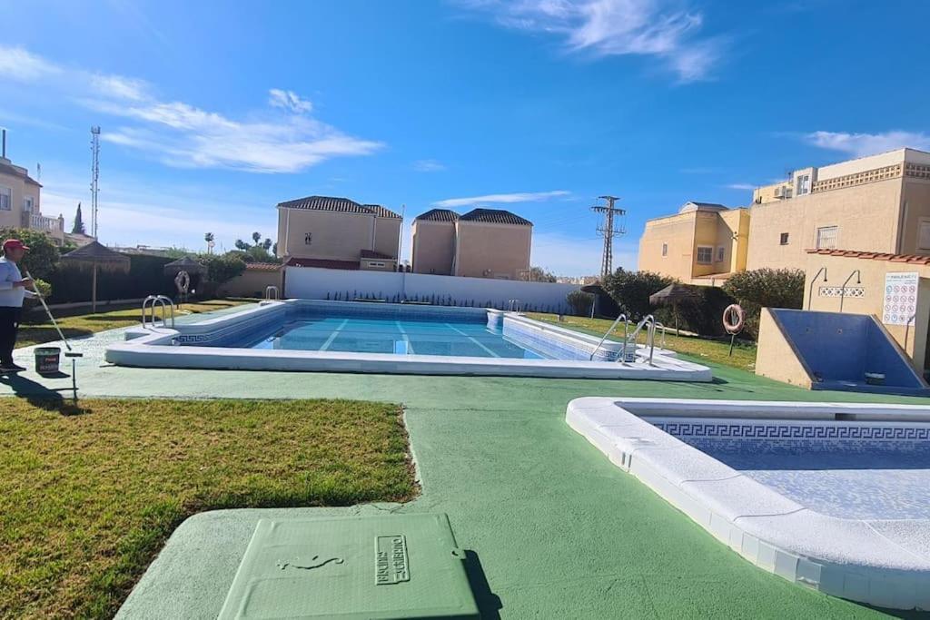 Bungalow Avec Piscine Torrevieja Buitenkant foto