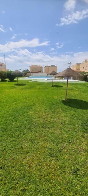 Bungalow Avec Piscine Torrevieja Buitenkant foto